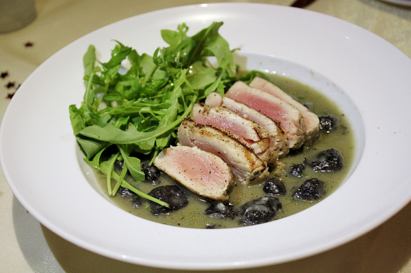 Tonno Pinna Blu alla Griglia con Gnocchi Nero di Seppia